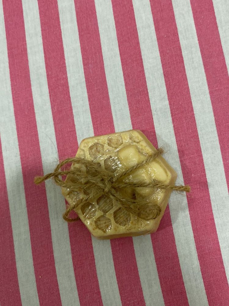 Honey And Oats Soap By BUBBLE STORY