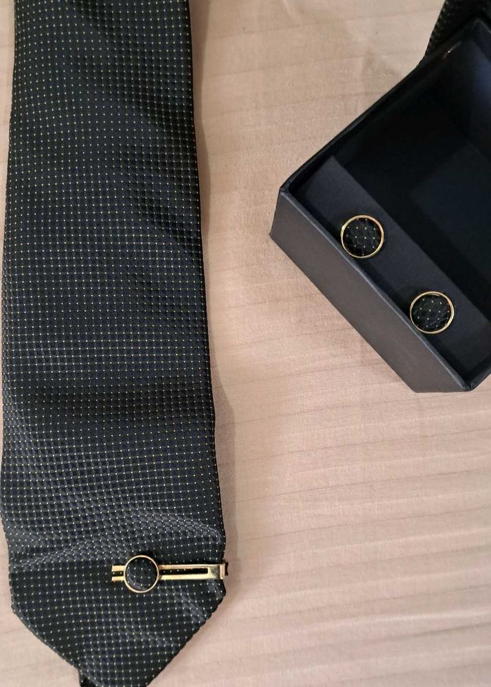 Valentino Ricci (New )Tie, Pin and Cufflink Set