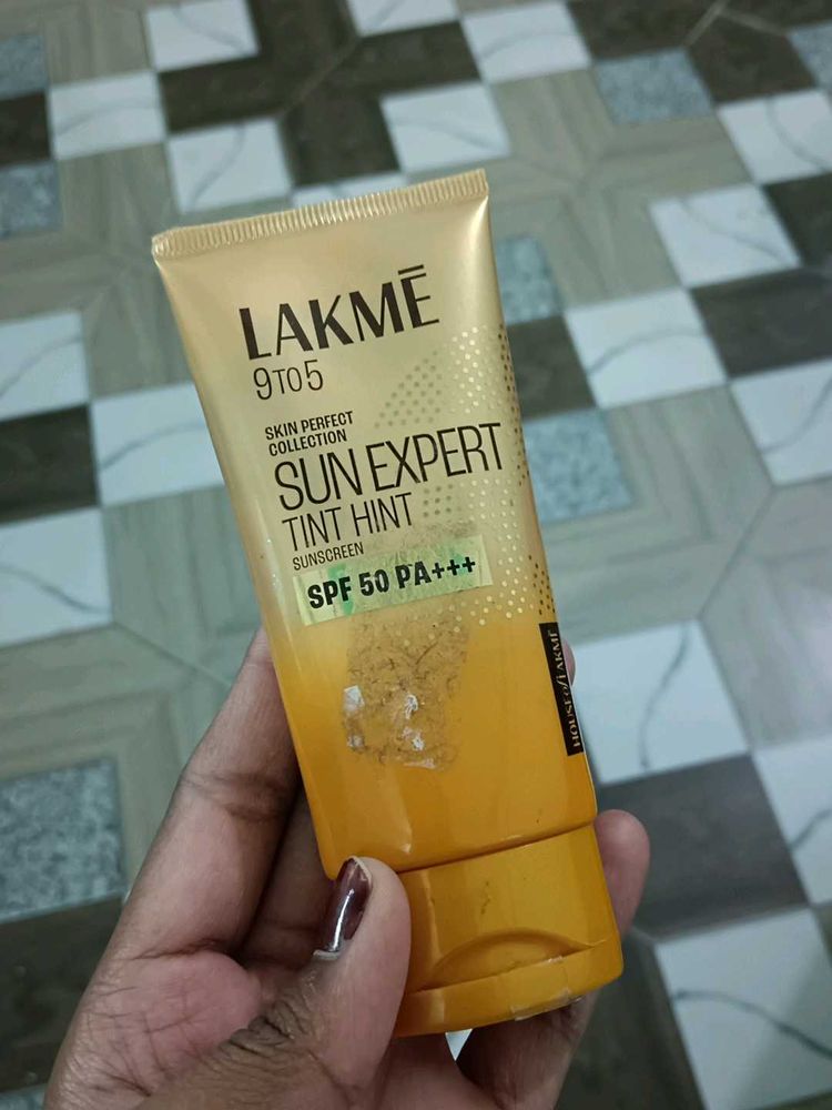 Lakme Sun Expert Tint Hint Sunscreen SPF 50