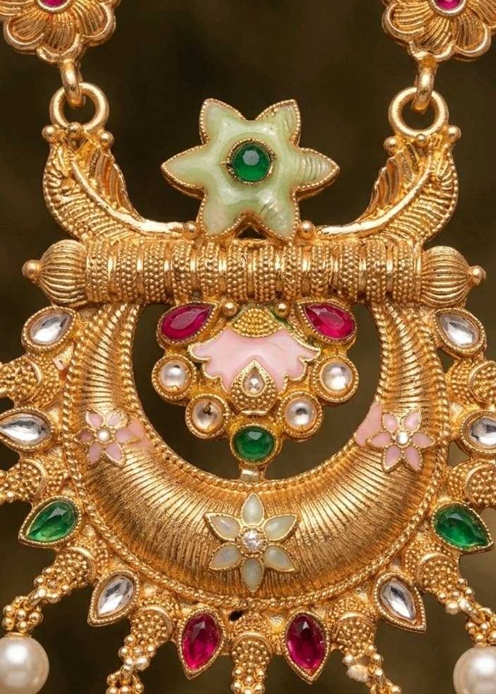 Exquisite Gold Kundan Necklace Set