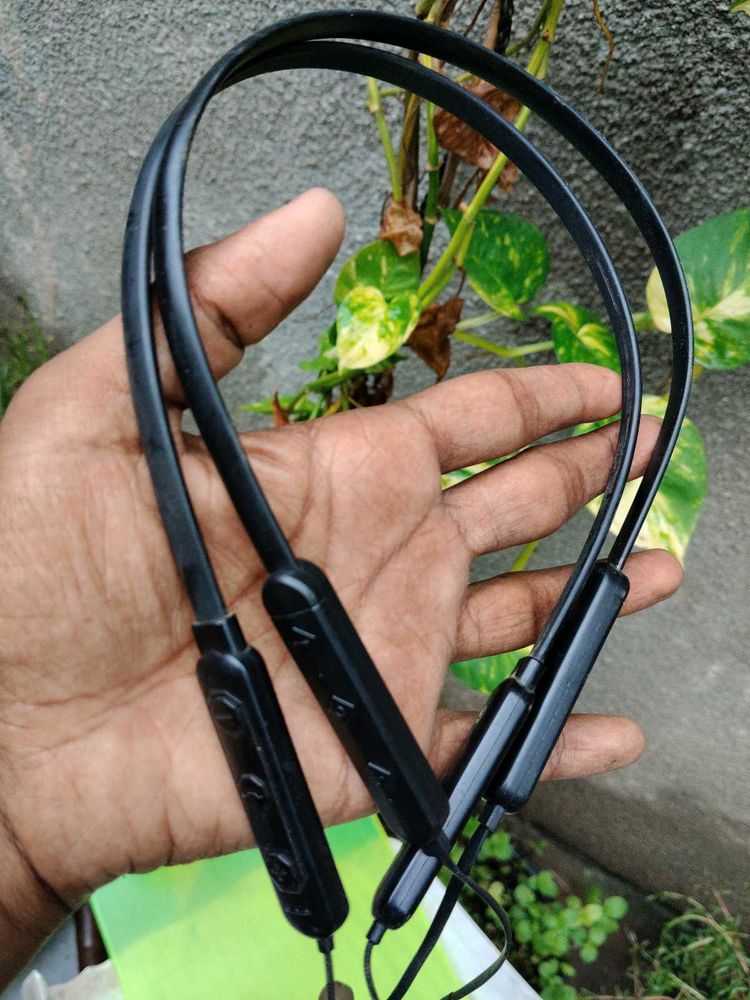 Black Wireless Neckband Earphones
