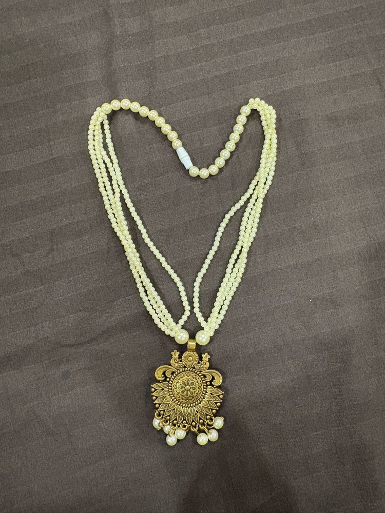 Elegant Pearl Necklace with Pendant