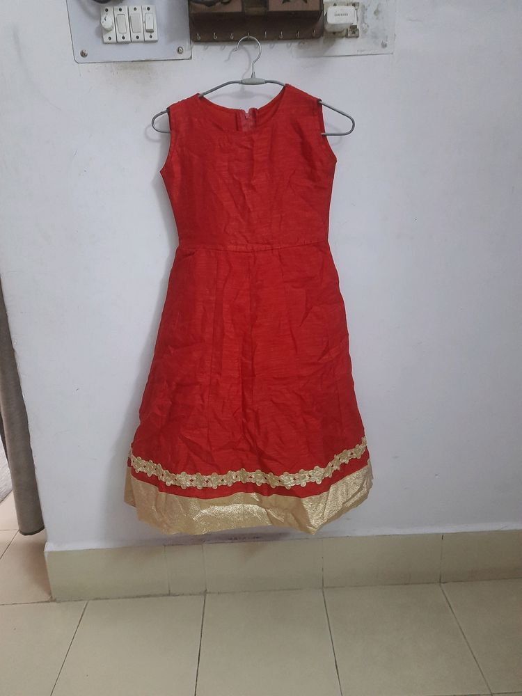 Shaining Red  Gown Whitout Sleev