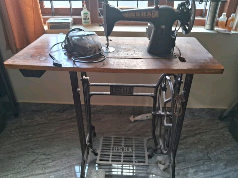 USHA -SEWING MACHINE WITH COVER