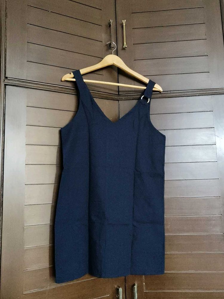 LE Pitta Navy Blue V-Neck Ring Detail Dress