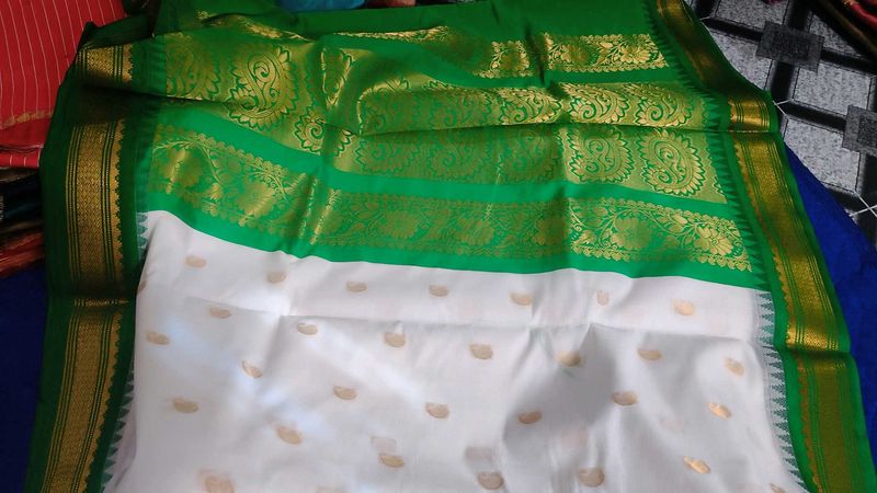 Elegant White &amp; Green cotton Butee Saree