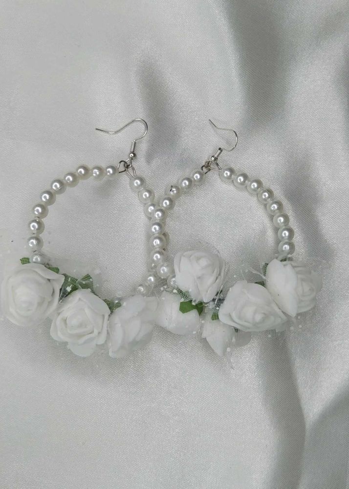 Elegant White Flower &amp; Pearl Bangles with Matching
