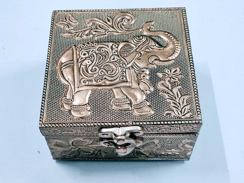 New Vintage Elephant Carved Trinket Box