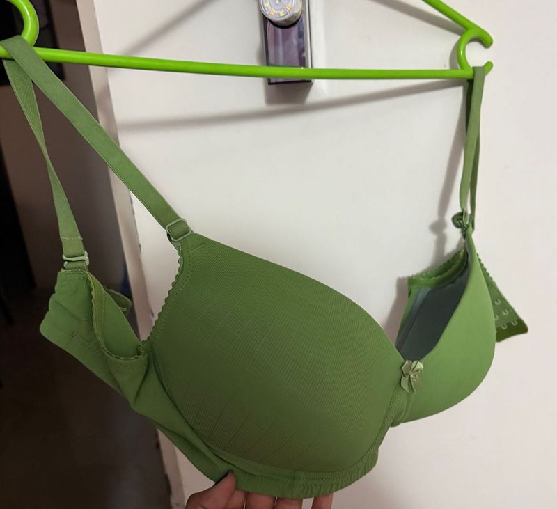t shirt Bra sage green