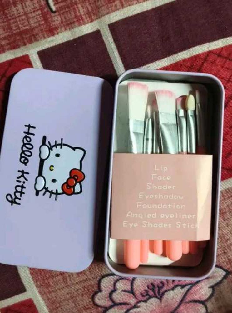7 Brush with Hello kitty case