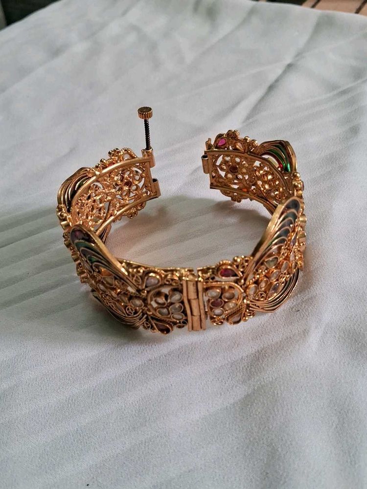 Exquisite Gold Bracelet with Gemstones