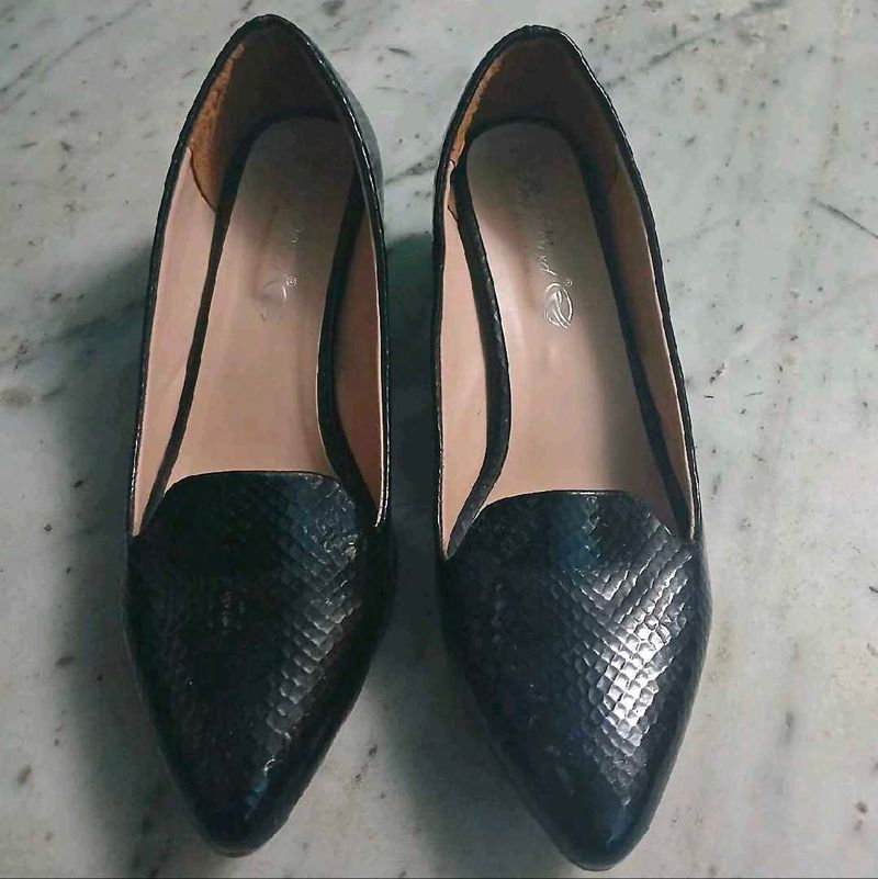 Chic Black Faux Snake Print Loafers