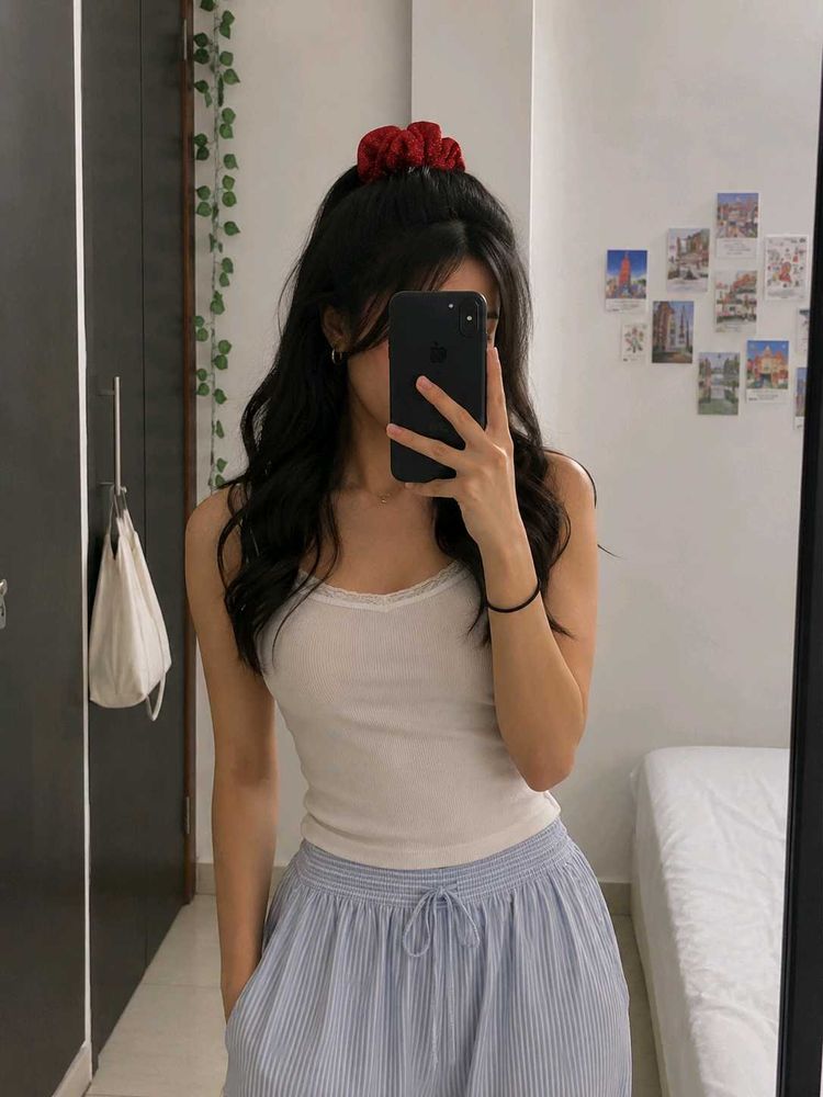 A set of 4 hair accessories