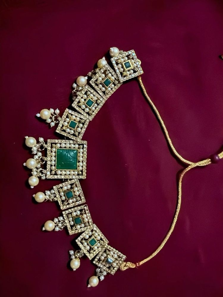 Exquisite Emerald &amp; Pearl Necklace Set