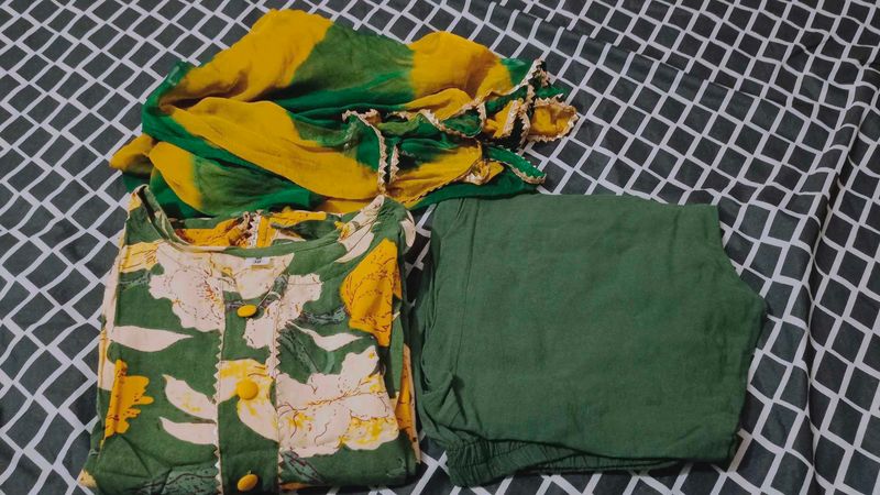 M size Green Floral Kurta Set with Dupatta