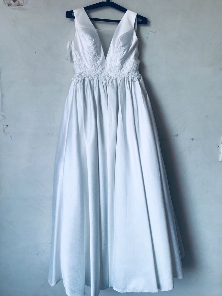 Satin White Wedding Sleeveless V-Neck