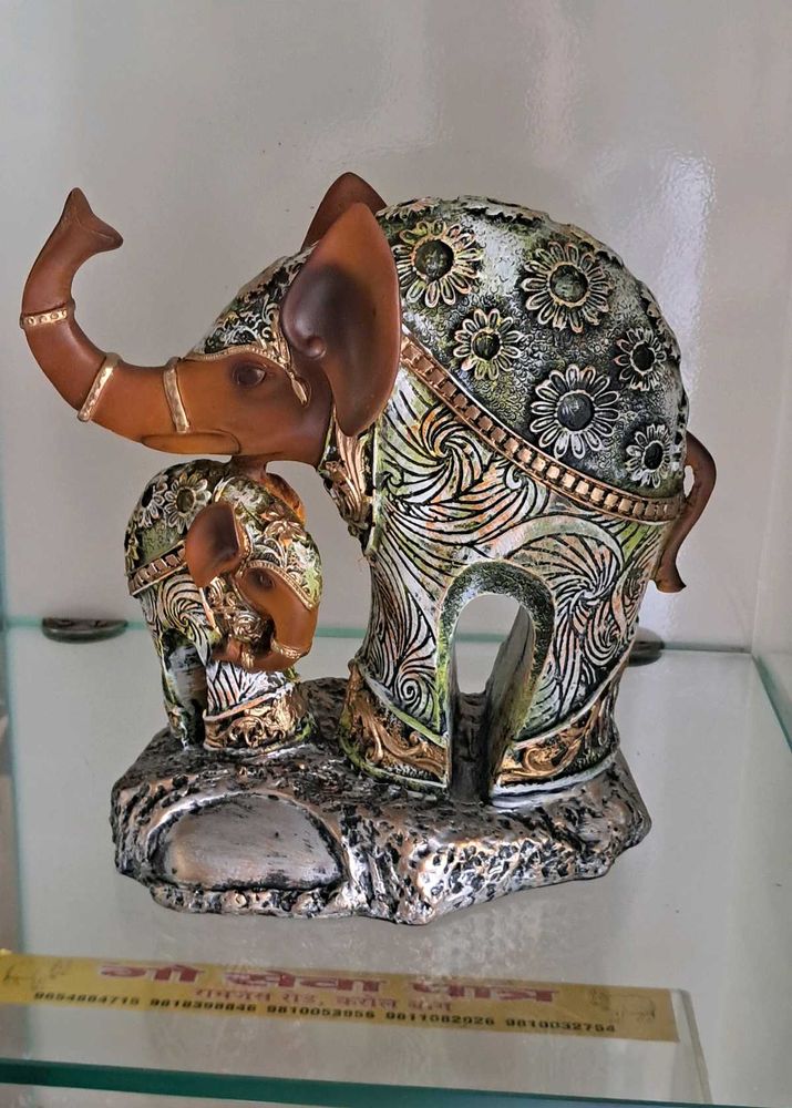 NEW - Elephants Show Piece