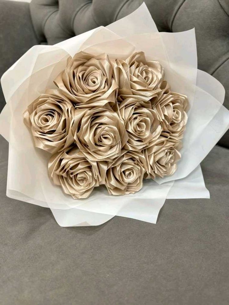 Elegant Gold Rose Bouquet