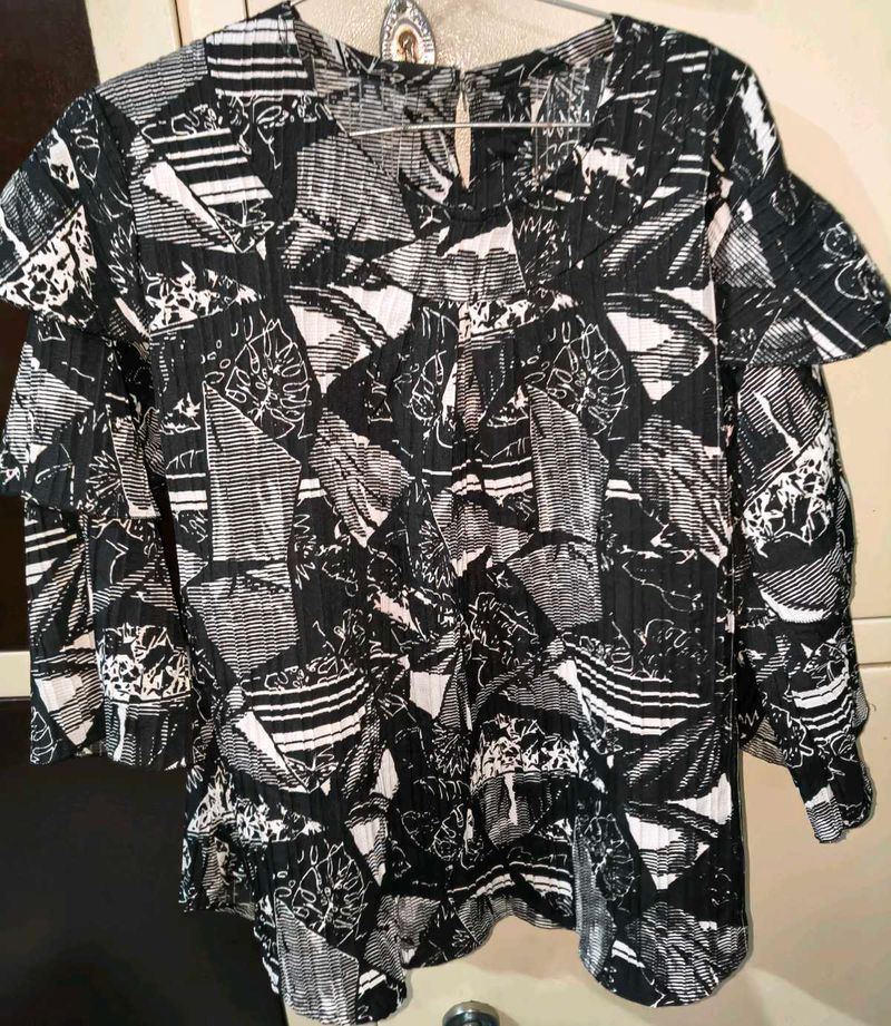 Unique Black &amp; White Abstract Print Top