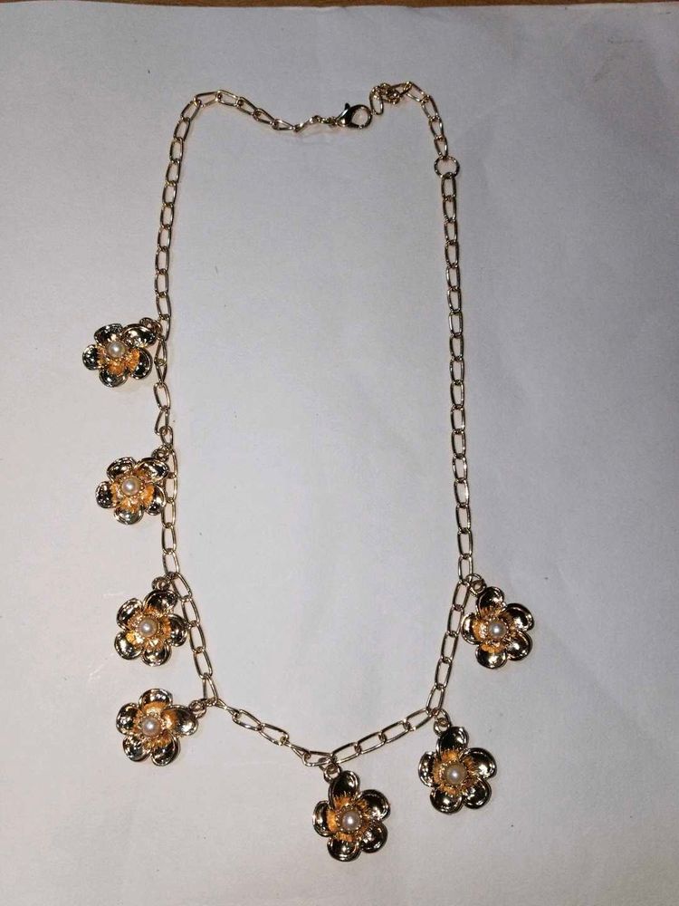 Gold Tone Flower Charm Necklace anti tanish