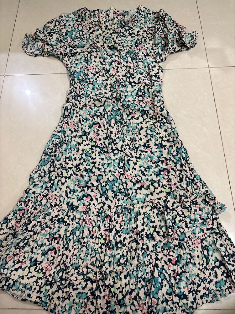 Chic Floral Print Midi Dress with Ruffle Detail