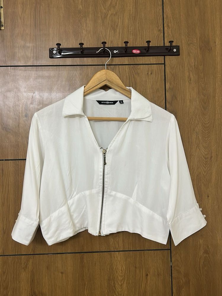 Chic White Cropped Zip-Up Top