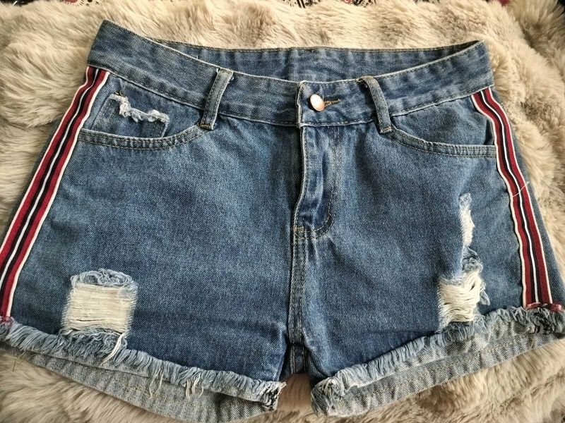Mid rise Y2K shorts