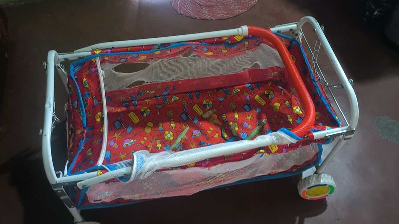 Baby Crib with wheel