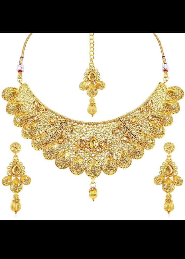 Exquisite Gold Toned Necklace Set