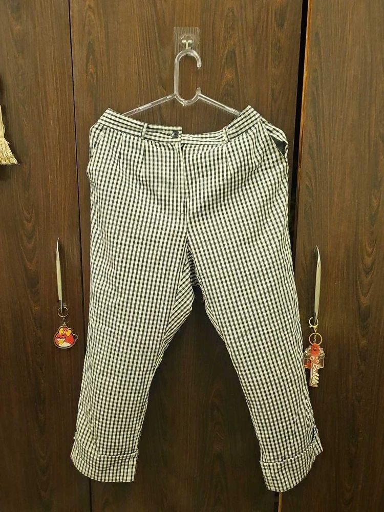 Chic Gingham Cropped Pants