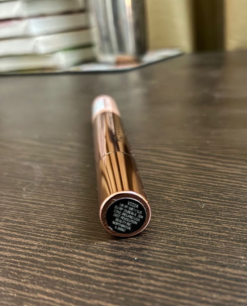 Makeup Revolution - Fancy gold eyeshadow stick
