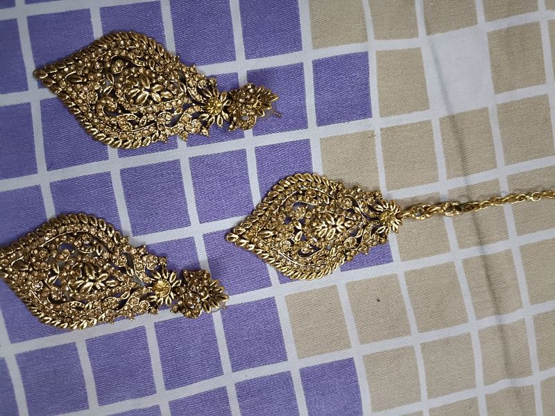 Diamond Shape Mang tika with Earrings