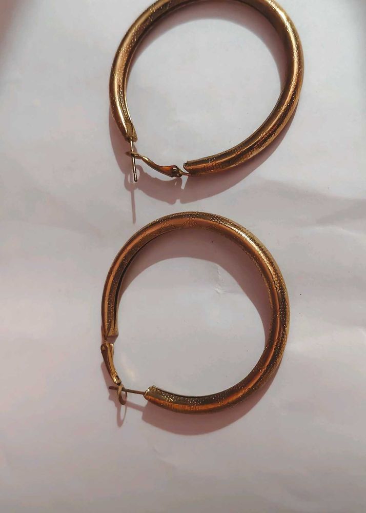 Chic Gold Hoop Earrings