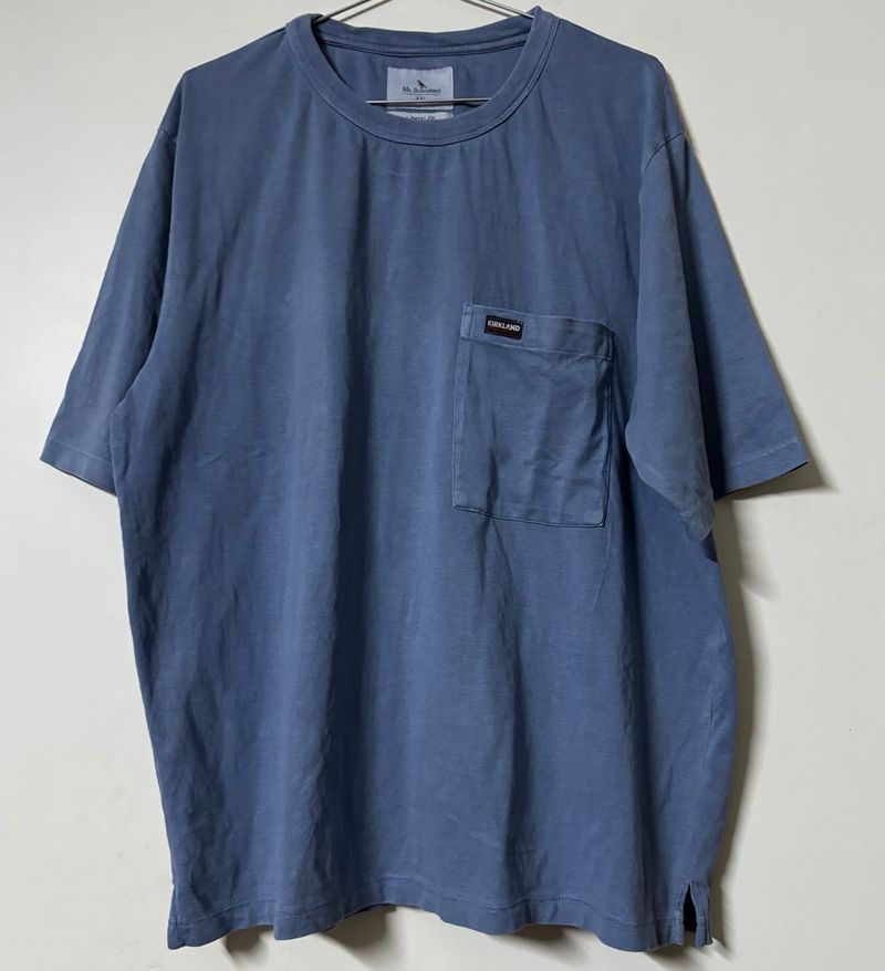 Blue short-sleeved tshirt with a pocket