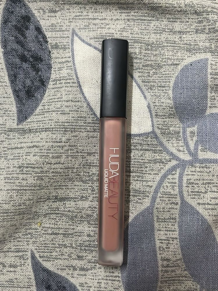 Huda Beauty Liquid Matte Lipstick shade - wifey