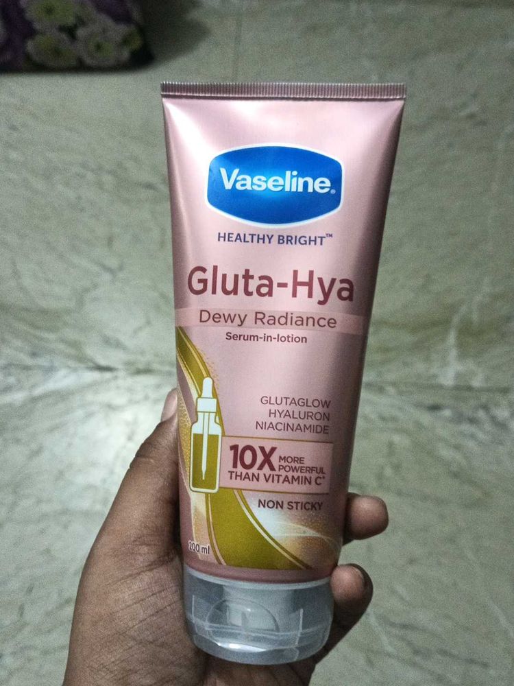 Vaseline Gluta-Hya Dewy Radiance Serum-in-lotion