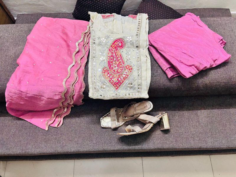 Elegant Kurta Set with Dupatta and Heels