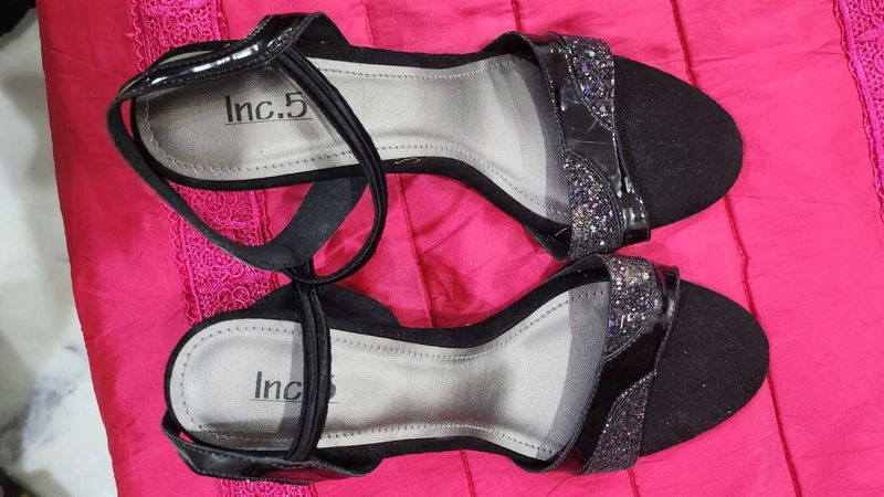 Stylish Black Heels with Glitter Detail