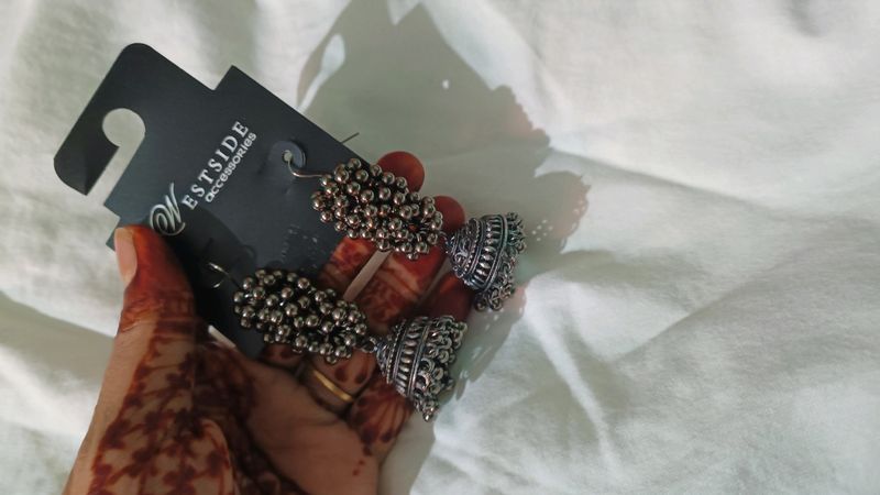 West Side Earrings Each 350