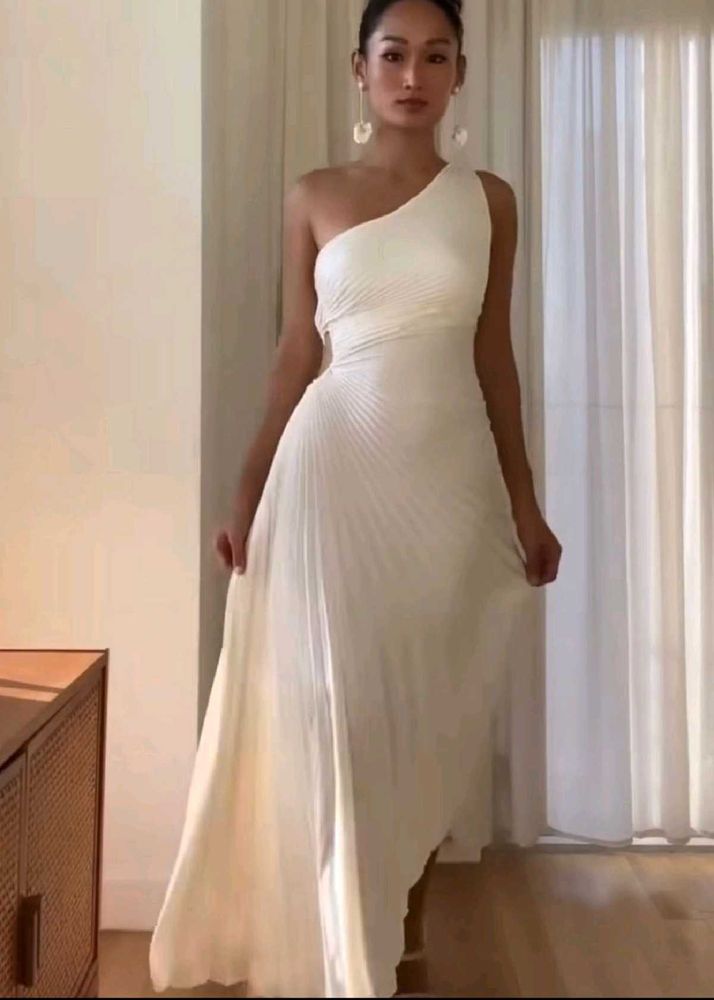 Elegant White One-Shoulder Pleated Dress
