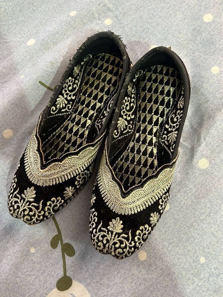 punjabi Embroidered Jutti Flats