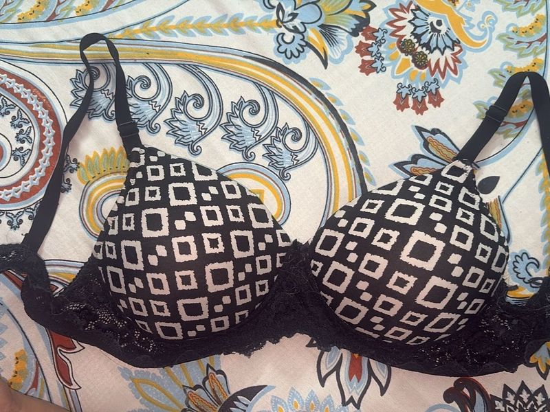Stylish Black &amp; White Geo Print Bra