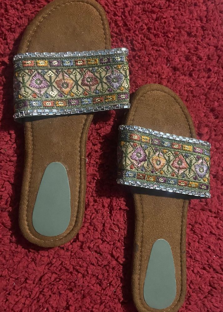 New Embroidered Flat Sandals