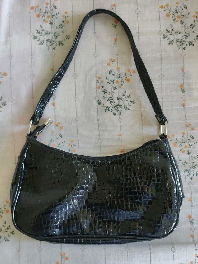Chic Black Croc Embossed Shoulder Bag