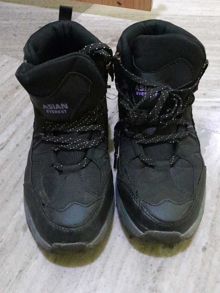 Stylish Black Hiking Boots