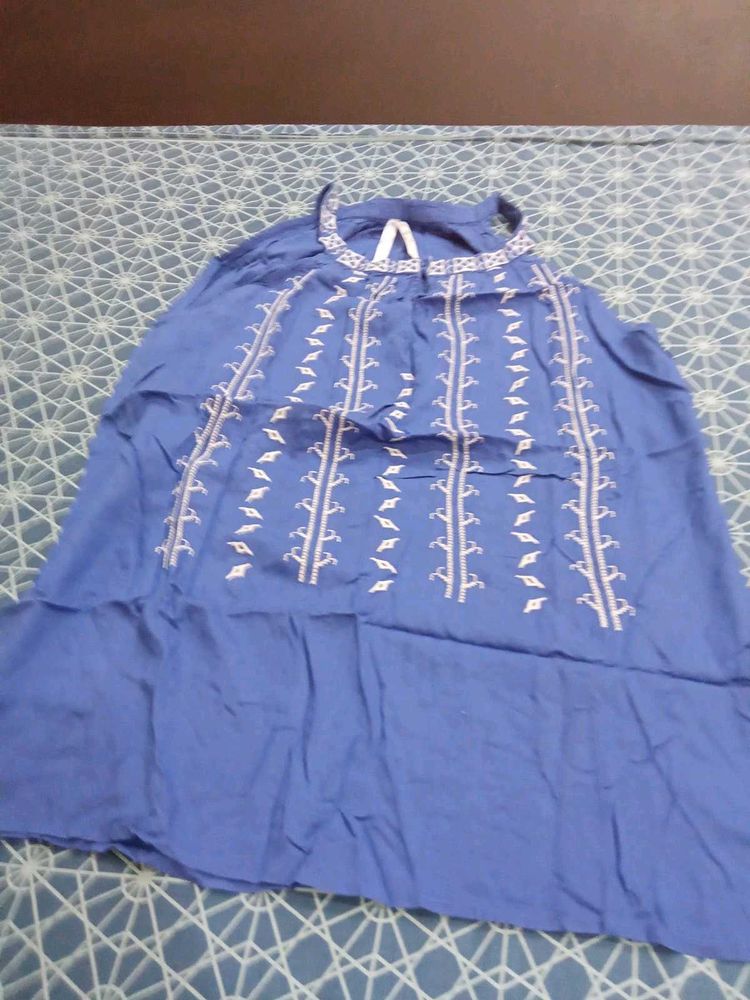 sleeveless blue top for women