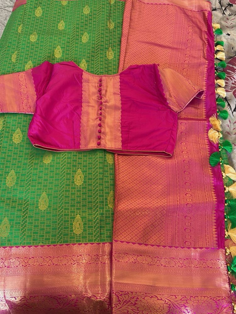 semi pattu saree with pattren blouse