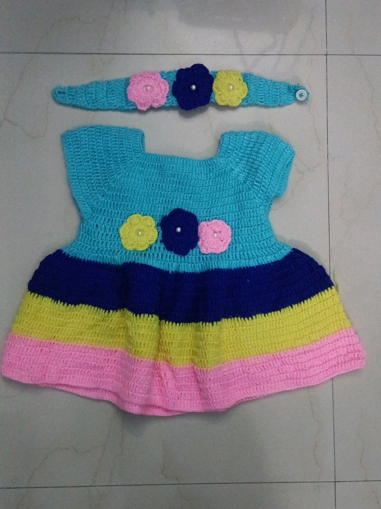 Sleeveless Woolen Frock With Hairband