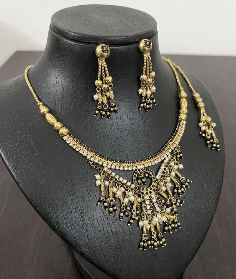 Elegant Gold Necklace &amp; Earring Set