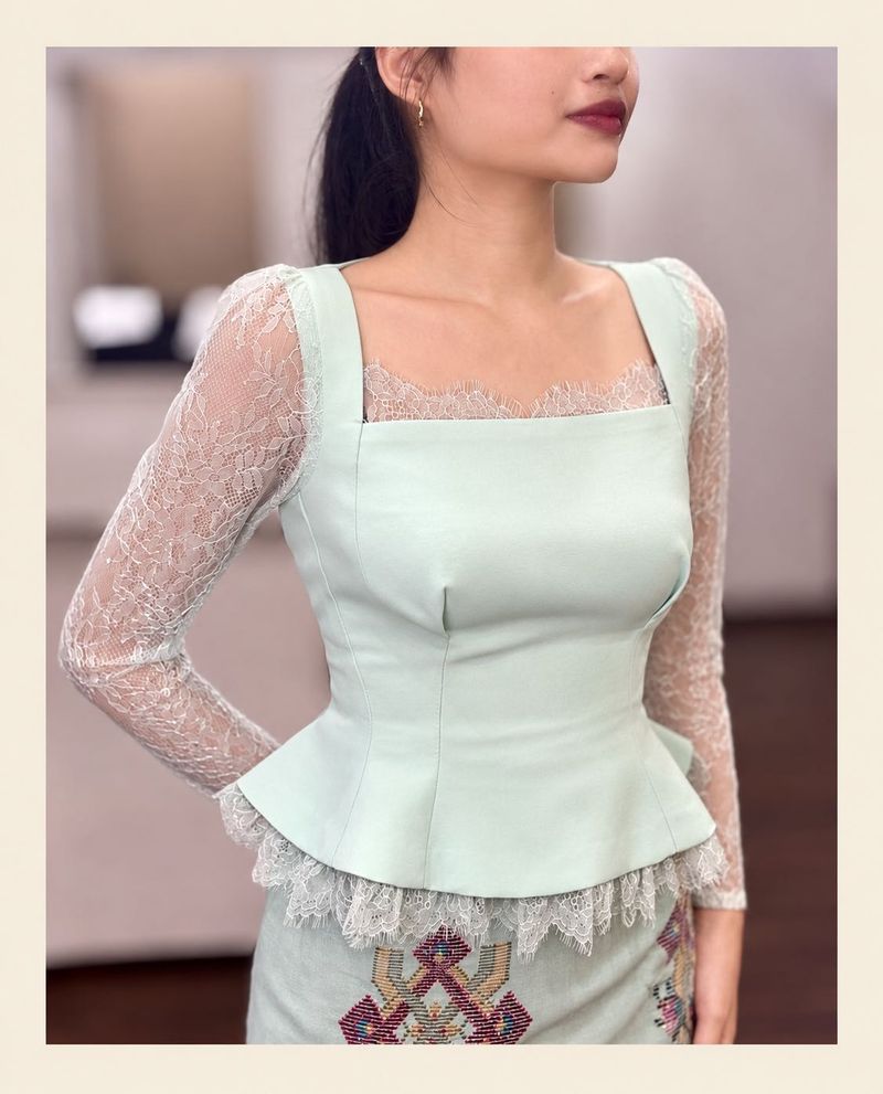 Boutique Lace sleeve blouse